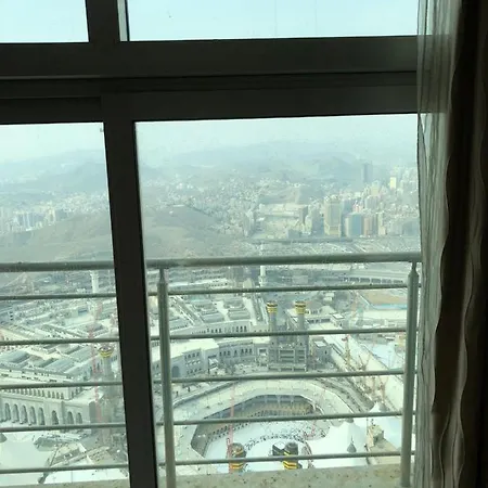 غرف واجنحة مطلة على الكعبة بفندق فيرمنت برج الساعة